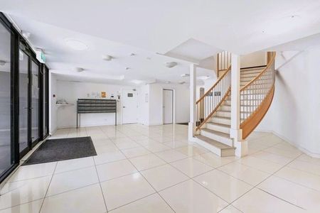 Convenient Low Maintenance 2 Bedroom Apartment in Prime Location! - Photo 3