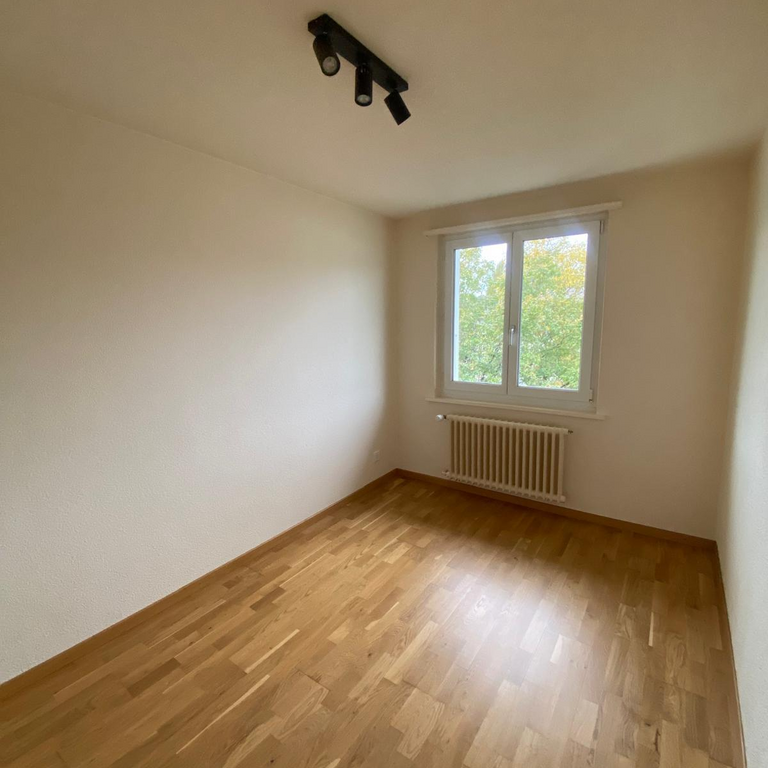 Moderne sanierte 4.5-Zimmerwohnung im 4. Stock mit zwei Balkonen - Photo 1