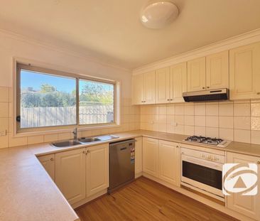 COMFORTABLE & CONVENIENT 3-BEDROOM FAMILY HOME! - Photo 4