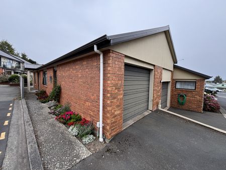 Two bedroom brick beauty - Photo 4