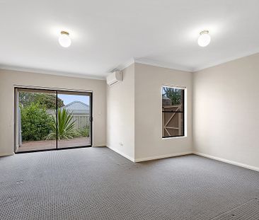 BEUTIFULLY APPOINTED MODERN 3 BEDROOM TOWNHOUSE - Photo 1