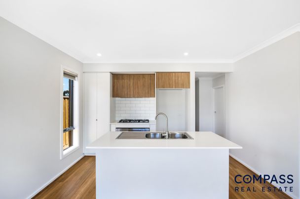 33 Willowleaf Street, Beveridge VIC 3753 - House For Rent | Domain - Photo 1