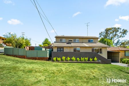 Spacious 4 Bedroom Family Home in a Prime Crestwood Location - Photo 3