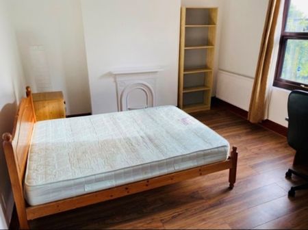 5 Bedroom House To Rent in Forest Fields - Photo 2