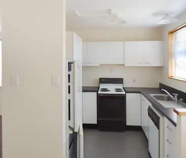 Great Sunny Townhouse in Karori - Photo 6