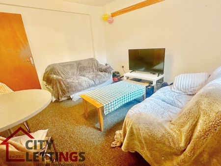 1 Bedroom Apartment - Photo 2