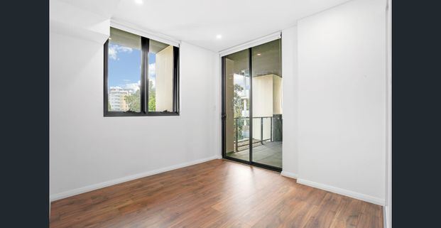 SPACIOUS & OVERSIZED APARTMENT WITH COMMON ROOFTOP - Photo 1