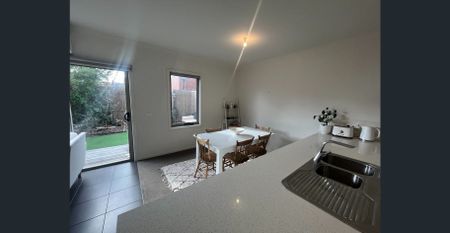 Modern 3-Bedroom Townhouse in Prime Location - Photo 4