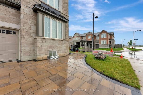 Detached Home For Lease | W9044225 - Photo 1