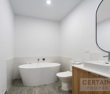 Modern 3-Bedroom Townhouse in Prime Location - Photo 4