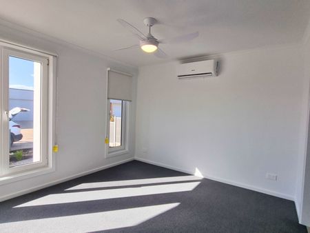 RETIREMENT HOME IN VILLAGE - OVER 50's ONLY! - Photo 3