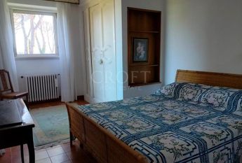 Ardeatina-Divino Amore: Quiet, charming rustic villa, big and well-curated garden, 3 beds, 1 study, 3 baths, living room, kitchen, with terraces , AC and parking space. Ref 2322