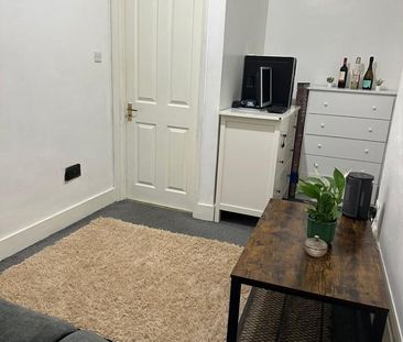 1 Bed Flat, Blackheath, SE3 - Photo 1