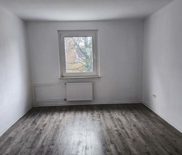 **Junges Paar im Glück mit dieser renovierten 2-Zimmer-Wohnung und ... - Foto 1