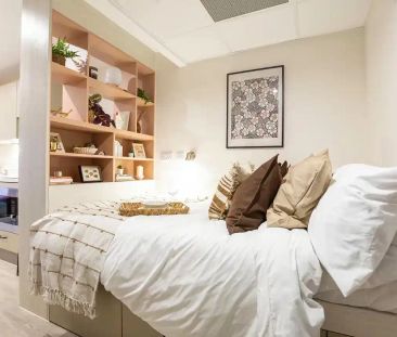 Deluxe Studio Plus (Floors 10-19) - Photo 4