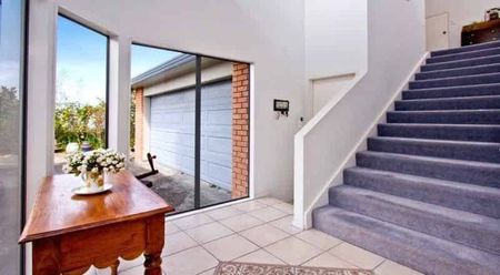 Stunning 4-Bedroom Home with Panoramic Sea Views & Sky Tower Outlook - Photo 5