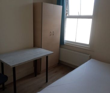 Room in a Shared House, Albert Square, E15 - Photo 5