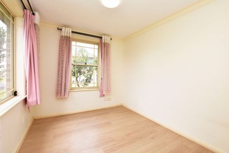 Modern Family Residence in the heart of Eastwood with low maintenance - Photo 3