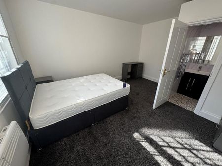 1 bedroom in a house share to rent - Photo 2