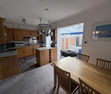 3 bedroom end of terrace house to rent - Photo 2