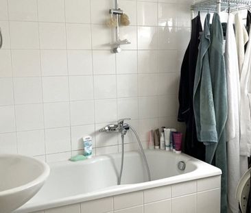 Sonnige Dachgeschosswohnung in sehr guter Lage: 2 Zimmer + Küche, N... - Photo 3