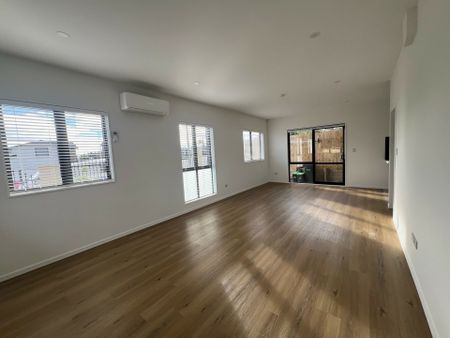 1A Bennett Road Pakuranga - Near New Luxury Townhouse - Photo 4