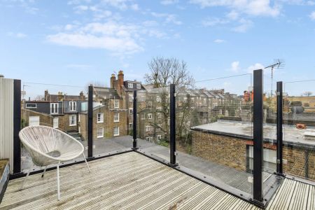 2 bedroom flat in London - Photo 4