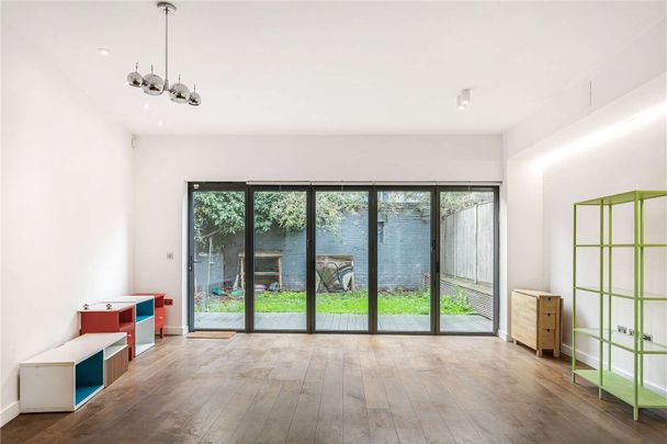 Three bedroom property in an exclusive gated development of five contemporary houses. - Photo 1