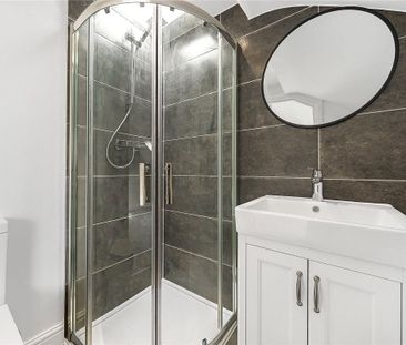 A well-proportioned two double bedroom maisonette situated on the f... - Photo 2