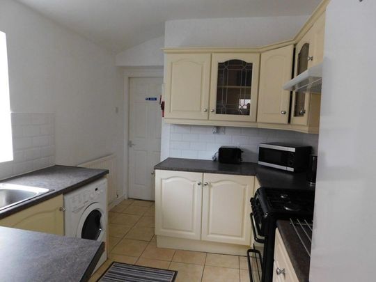 1 bedroom in a flat share to rent - Photo 1