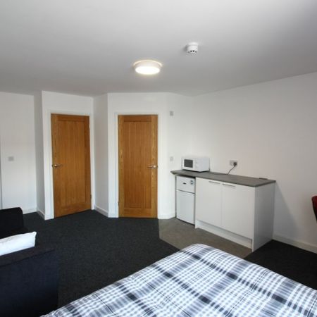 1 bed Studio - To Let - Photo 3