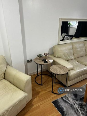 1 bedroom in a house share to rent - Photo 2