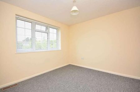 Lynwood, Guildford, GU2 - Photo 4