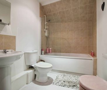 Flat 2, The Old Manse High Street, Swindon, Highworth, SN6 - Photo 3