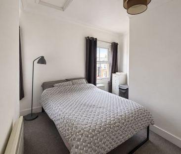 1 Bed Flat, Wandsworth Road, SW8 - Photo 3