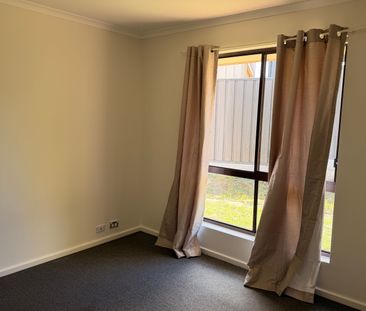 Freshly painted 3-bedroom home - Photo 4