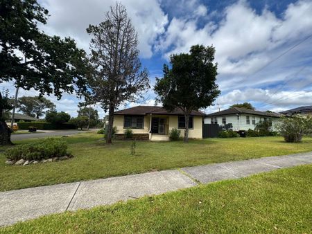 Renovated&comma; Three Bedroom Home&excl;&excl; - Photo 3