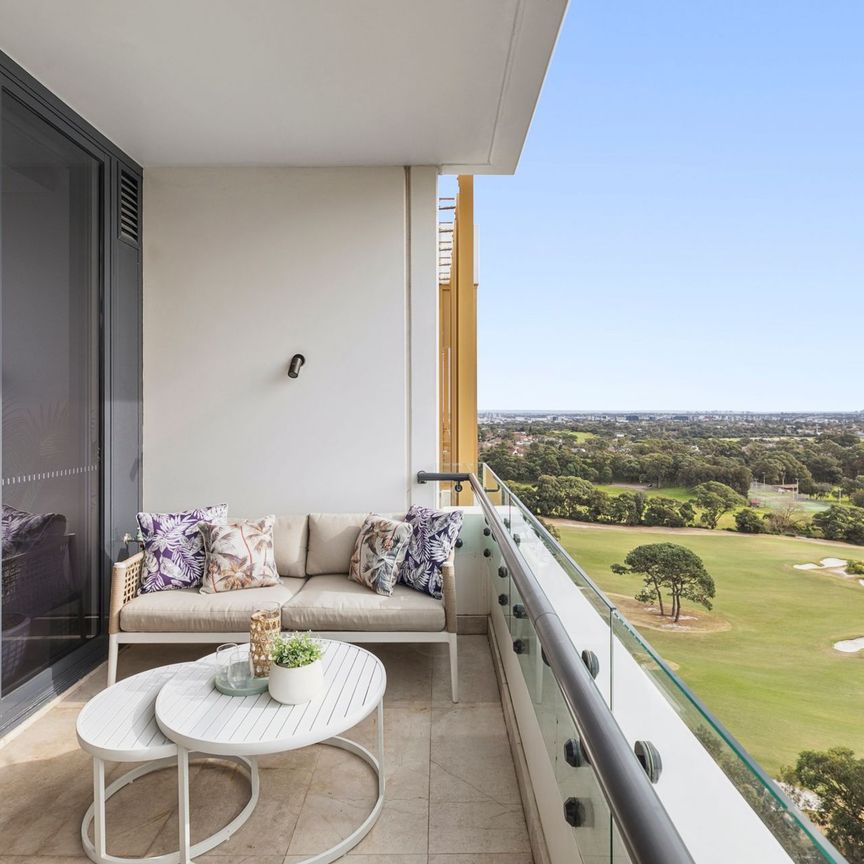 Bright & Spacious Penthouse Apartment with Private Rooftop & Bbq Area - Photo 1