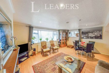 3 bedroom maisonette to rent The Ridgeway - Photo 4