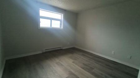 For Lease - 560 Bloor Street Unit# 109, Oshawa, Ontario - Photo 5