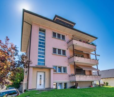 4.5 parfaitement situé, surplombant le quartier, avec balcon et vue - Photo 4