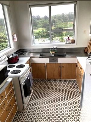 Spacious family home with views and all day sun - Photo 1