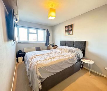 3 Bedroom House - Mid Terrace To Let - Photo 5