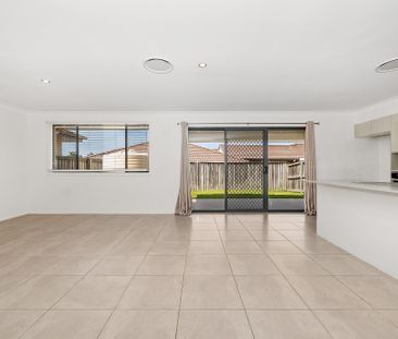 6 Songlark Place, Aberglasslyn NSW 2320 - House For Rent | Domain - Photo 4