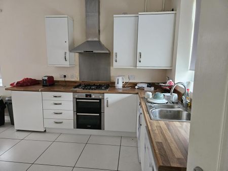 1 bedroom in a house share to rent - Photo 5