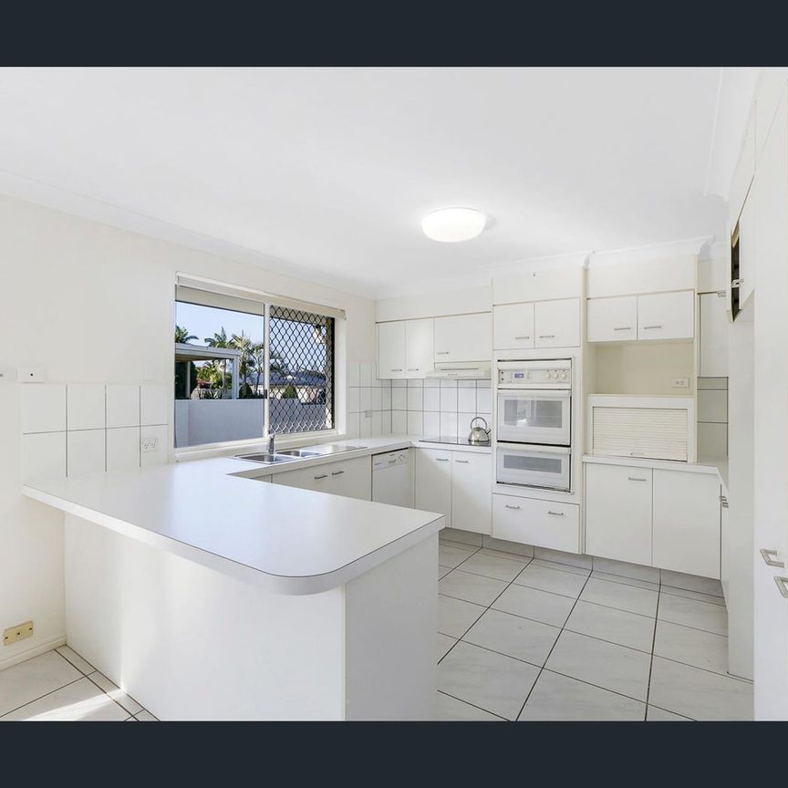 2 Montserrat Court, Clear Island Waters, Qld 4226 - Photo 1