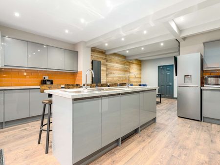 OX Living is proud to present this high-quality 8-bedroom co-living property, perfect for working professionals looking for stylish, stress-free living. Room 2 - Photo 5