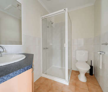 Modern unit, close to everything! - Photo 1