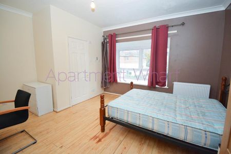 1 bedroom in a flat share to rent - Photo 3