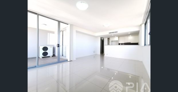 Large space Apartment Right by The River!! Offer $640 per week, condition applies. - Photo 1